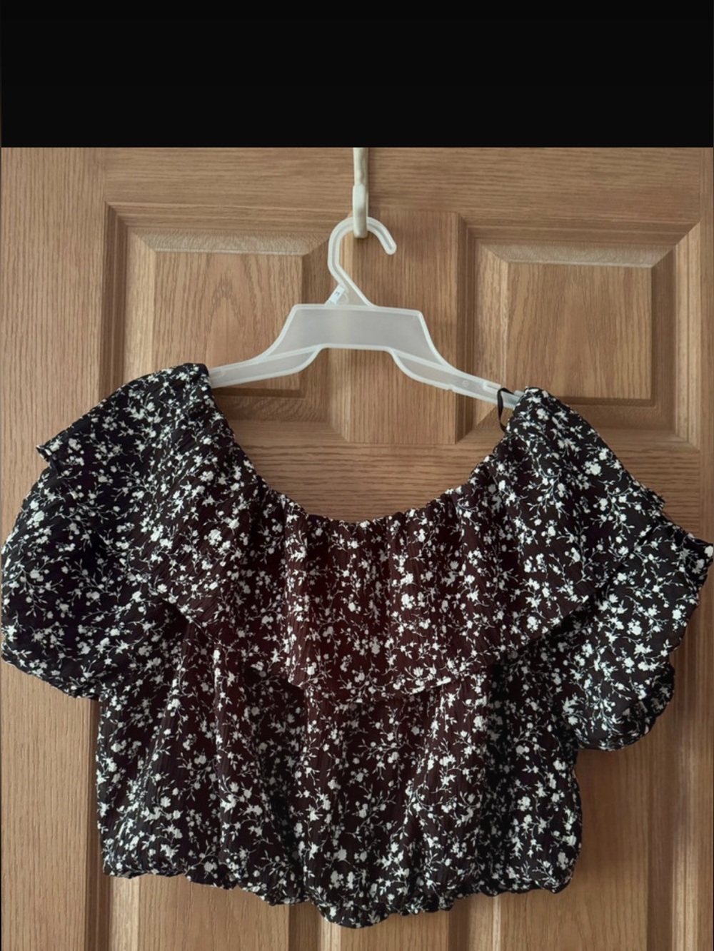 Love Notes Black Floral Off-Shoulder Ruffle Crop Top size Small